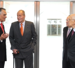 Don Juan Carlos a su llegada a la Fundación Champalimaud, conversa con los Presidentes de Portugal e Italia